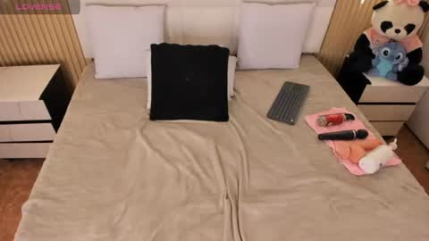 abril_snow online show from August 8, 11:05 pm