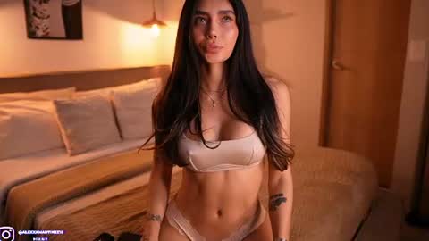 abril_w18 online show from August 4, 9:45 pm