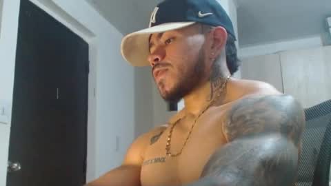 adam_shilder7 online show from August 12, 1:02 pm