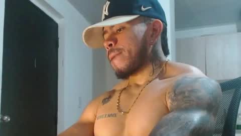 adam_shilder7 online show from August 13, 1:36 pm