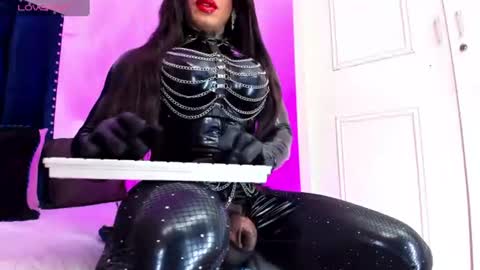 NIcolle online show from August 5, 2:26 pm