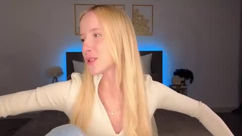 adele_armas online show from August 12, 10:12 pm