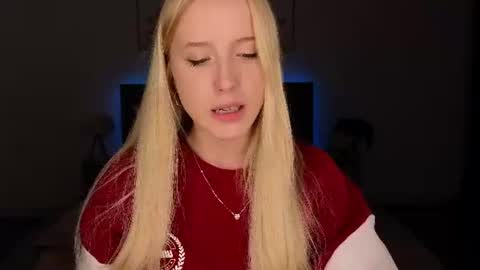 adele_armas online show from August 15, 9:30 pm