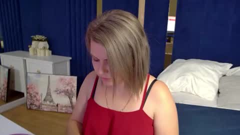 AdeleRavelle online show from August 11, 7:54 am