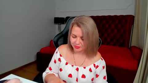 AdeleRavelle online show from August 12, 9:33 am