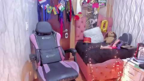 adriiana_fox_ online show from August 11, 8:55 pm