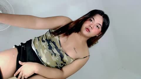 ahrislutx online show from August 7, 1:22 pm