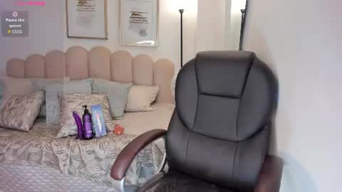 aili_queens online show from August 15, 2:32 pm