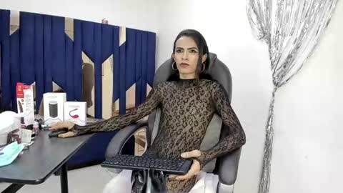 aisha_hotts777 online show from August 14, 5:44 am