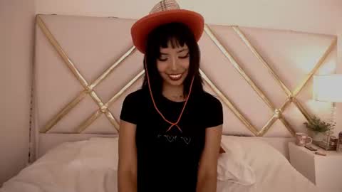 A K A N E  U W U online show from August 9, 5:52 am