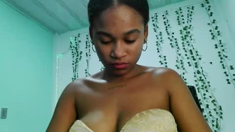 akemy_saunderz online show from July 25, 6:28 am