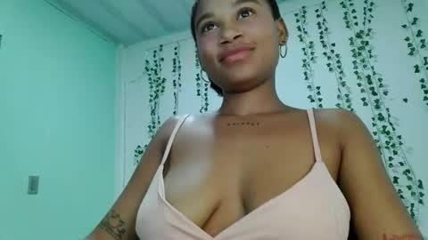akemy_saunderz online show from August 2, 4:52 am
