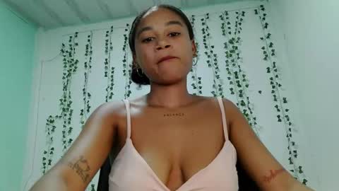 akemy_saunderz online show from August 2, 7:04 am