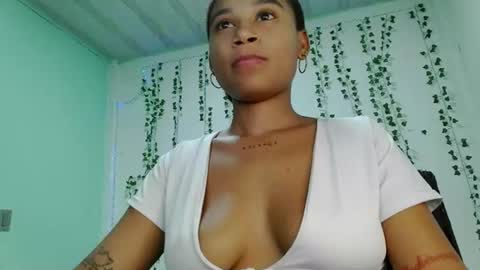 akemy_saunderz online show from August 5, 4:32 am