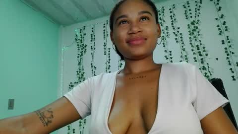 akemy_saunderz online show from August 5, 5:38 am