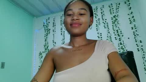 akemy_saunderz online show from August 6, 2:32 am