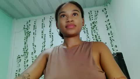 akemy_saunderz online show from August 9, 7:09 am
