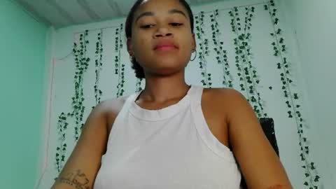 akemy_saunderz online show from August 12, 5:21 am