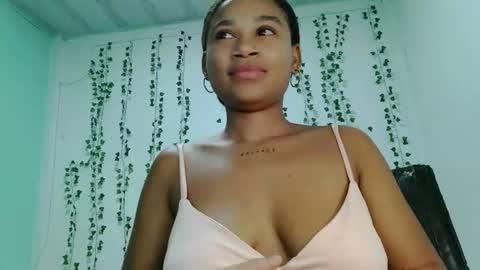 akemy_saunderz online show from August 13, 4:04 am