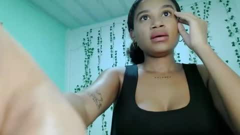 akemy_saunderz online show from August 15, 3:43 am