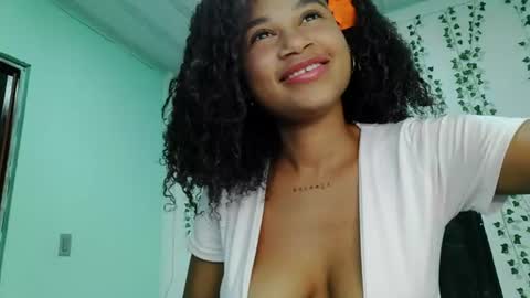 akemy_saunderz online show from August 16, 4:16 am