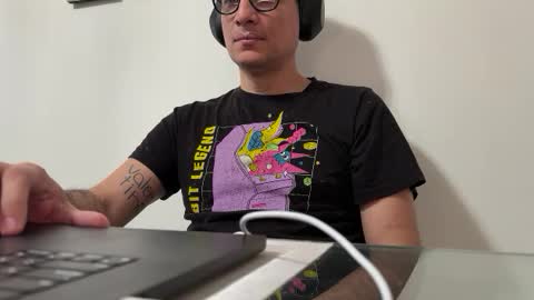 alex_ruiz_ online show from June 18, 6:52 pm