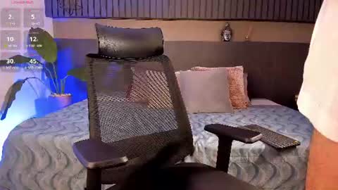 alex_wolf05 online show from August 8, 6:30 pm