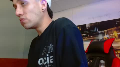 alexgiraldo__ online show from August 1, 2:50 am