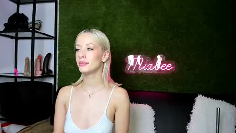alexisbanx online show from July 13, 4:24 pm
