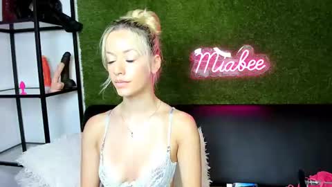 alexisbanx online show from August 6, 9:41 am