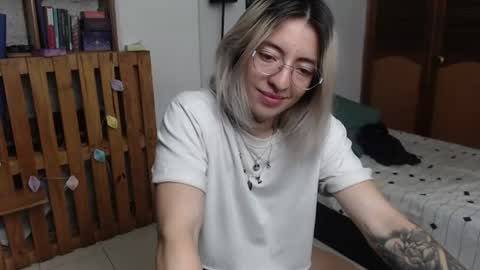 alicee_logan_ online show from August 7, 12:43 am