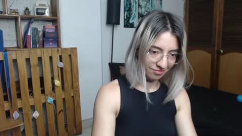 alicee_logan_ online show from August 17, 2:05 am