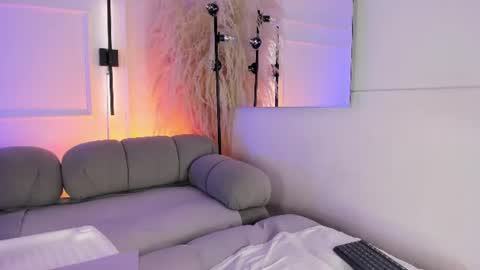 alicehanz_ online show from August 15, 6:50 am