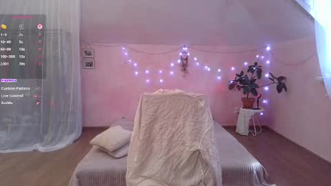 alicehoney_ online show from August 16, 11:25 am