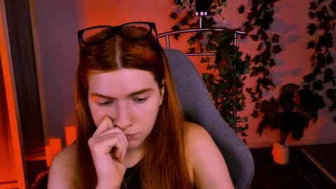 aliceinredsquare_ online show from August 5, 5:05 am
