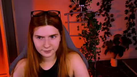 aliceinredsquare_ online show from August 5, 6:11 am