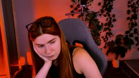 aliceinredsquare_ online show from August 5, 7:17 am