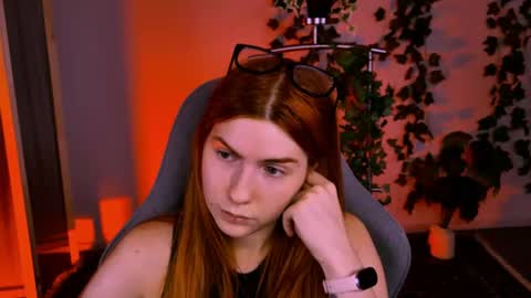 aliceinredsquare_ online show from August 5, 10:46 am