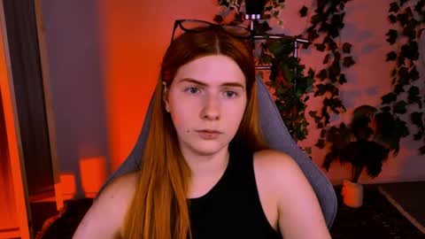 aliceinredsquare_ online show from August 5, 11:52 am
