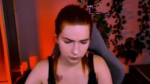 aliceinredsquare_ online show from August 6, 5:28 am