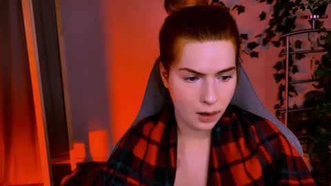 aliceinredsquare_ online show from August 6, 9:52 am