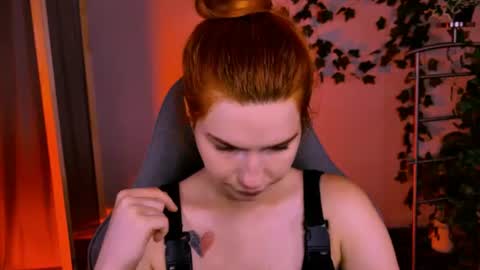 aliceinredsquare_ online show from August 6, 10:58 am