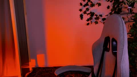 aliceinredsquare_ online show from August 6, 12:04 pm