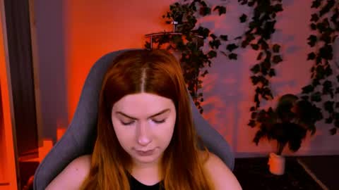 aliceinredsquare_ online show from August 7, 6:35 am