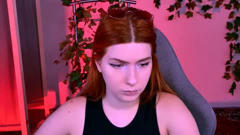 aliceinredsquare_ online show from August 11, 6:15 am