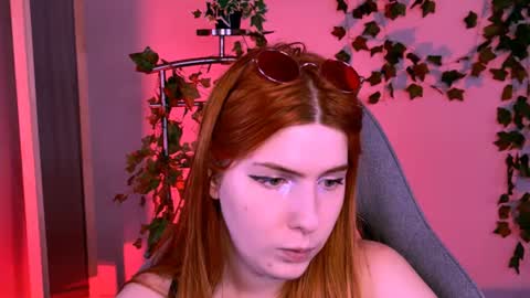 aliceinredsquare_ online show from August 11, 9:33 am