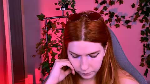 aliceinredsquare_ online show from August 11, 10:39 am