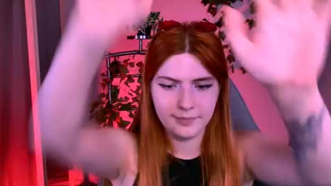 aliceinredsquare_ online show from August 11, 12:51 pm