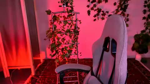 aliceinredsquare_ online show from August 12, 8:38 am