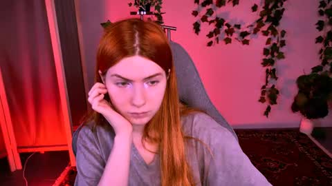 aliceinredsquare_ online show from August 12, 9:44 am